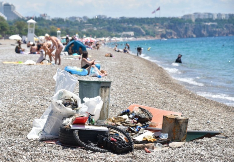 Dünyaca ünlü plajda dip temizliği yapıldı