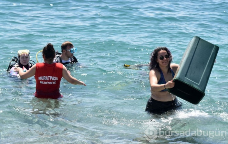 Dünyaca ünlü plajda dip temizliği yapıldı