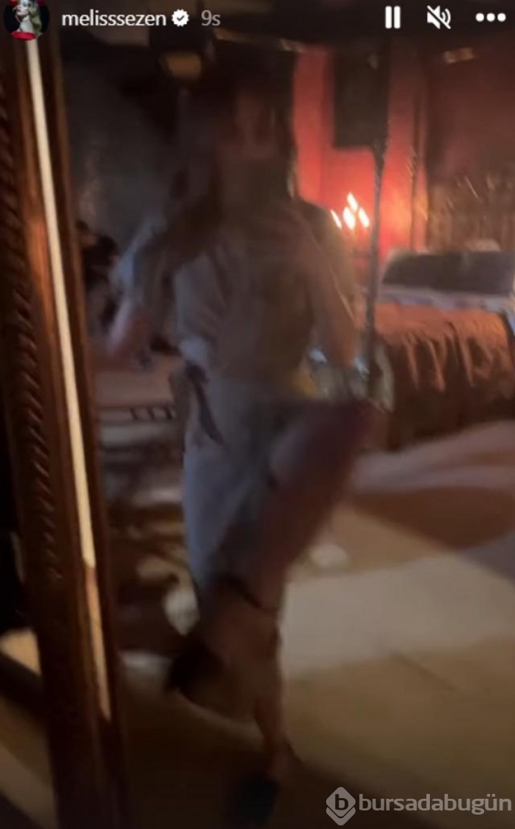 Melis Sezen derin bacak dekoltesiyle yatak odasında ilginç hareketler yaptı