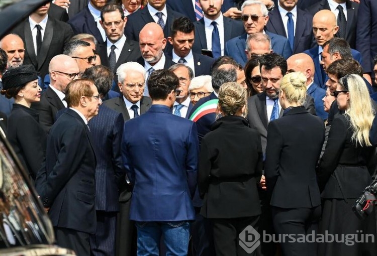 İtalya'nın eski Başbakanı Berlusconi son yolculuğuna uğurlandı