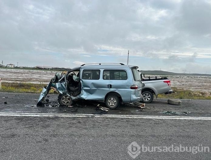 Konya'da feci kaza! İki kamyonet çarpıştı