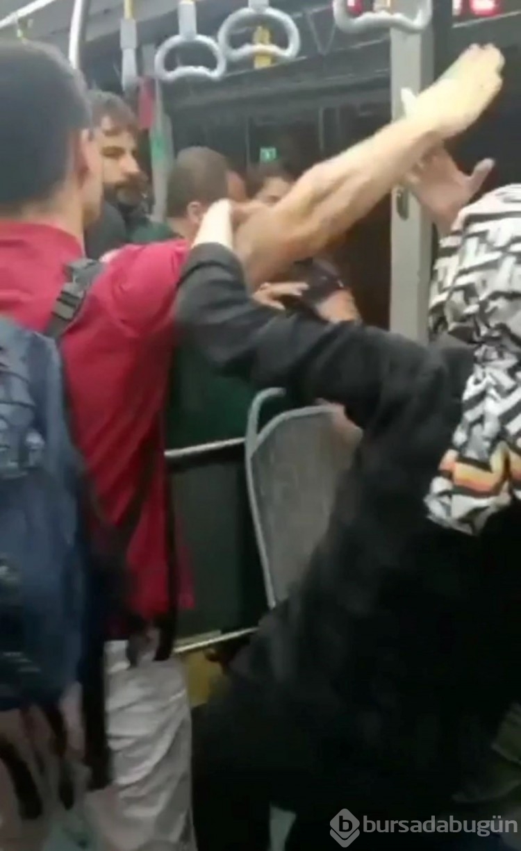 Metrobüste tartışma büyüyünce şiddet kaçınılmaz oldu
