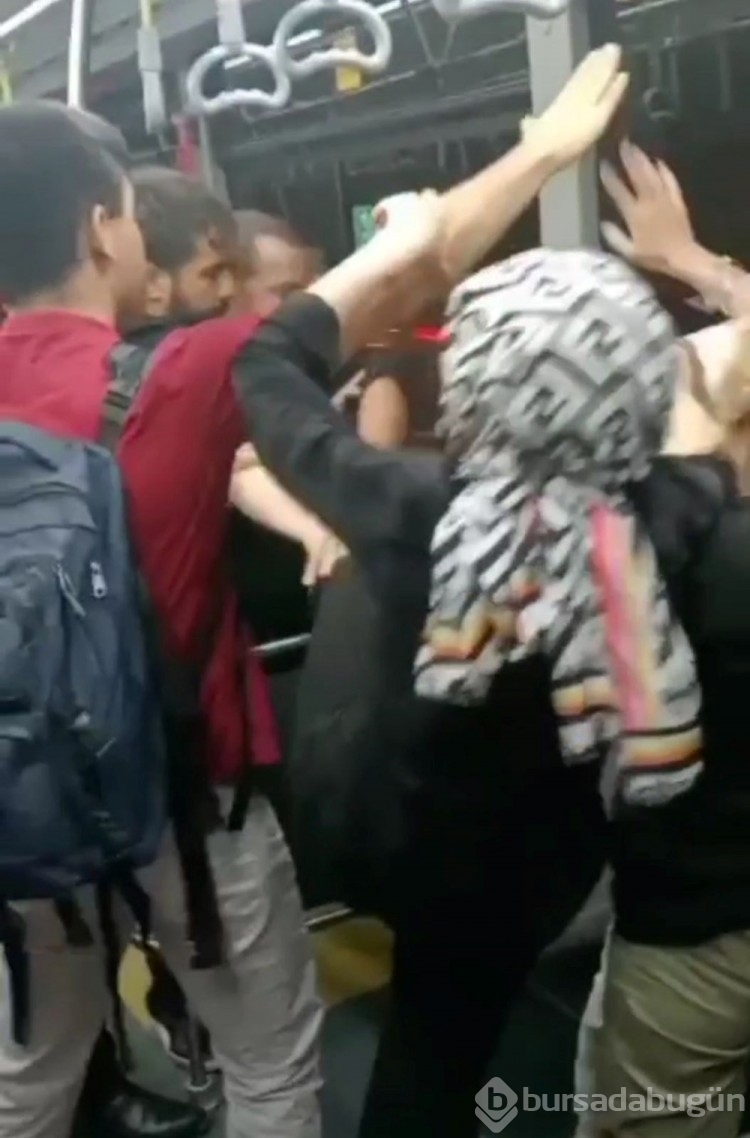Metrobüste tartışma büyüyünce şiddet kaçınılmaz oldu
