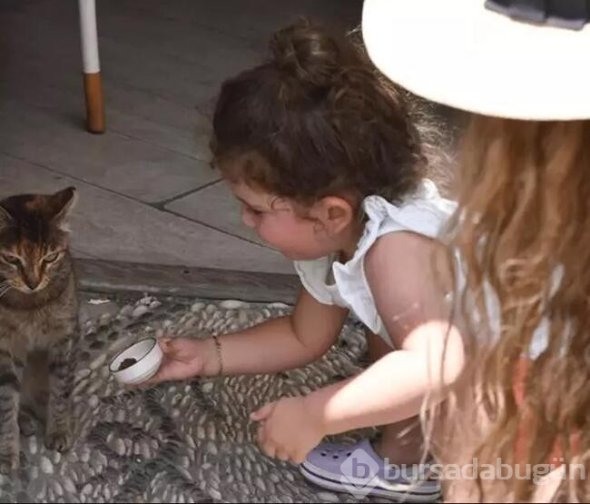 Sinem Kobal ve kızı Lalin Çeşme'de