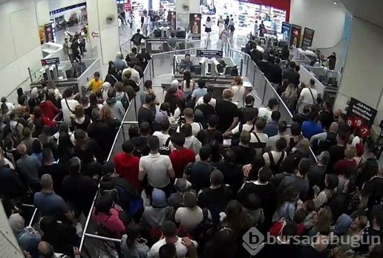 15 Kilometre araç kuyruğu! Sarp Sınır Kapısı'nda vergi zammı telaşı