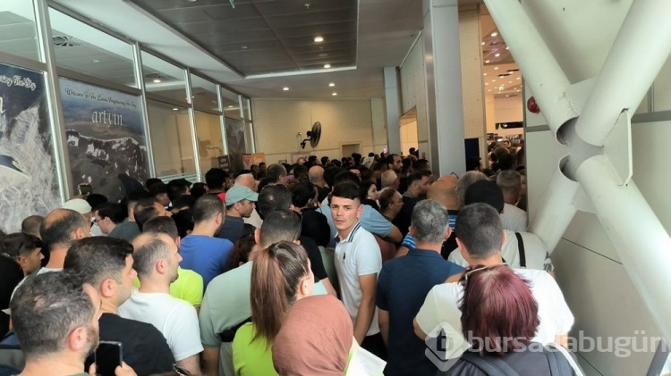 15 Kilometre araç kuyruğu! Sarp Sınır Kapısı'nda vergi zammı telaşı
