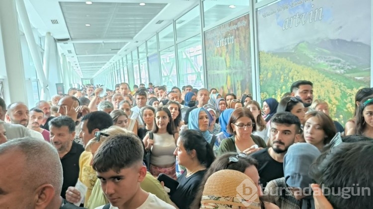 15 Kilometre araç kuyruğu! Sarp Sınır Kapısı'nda vergi zammı telaşı