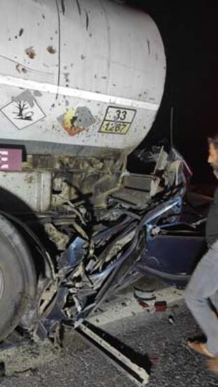 3 Can kaybı: Otomobil, emniyet şeridindeki yakıt tankerine çarptı
