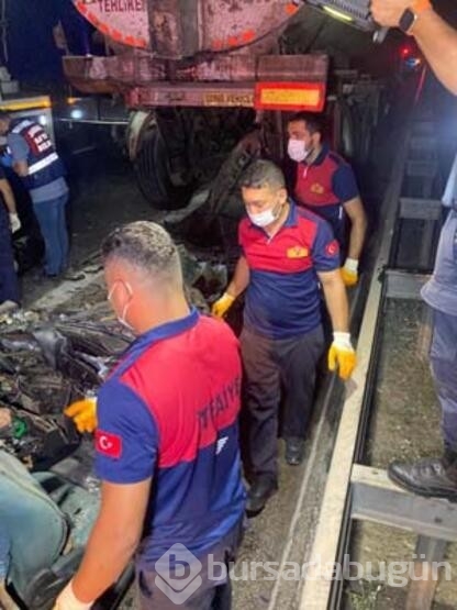 3 Can kaybı: Otomobil, emniyet şeridindeki yakıt tankerine çarptı