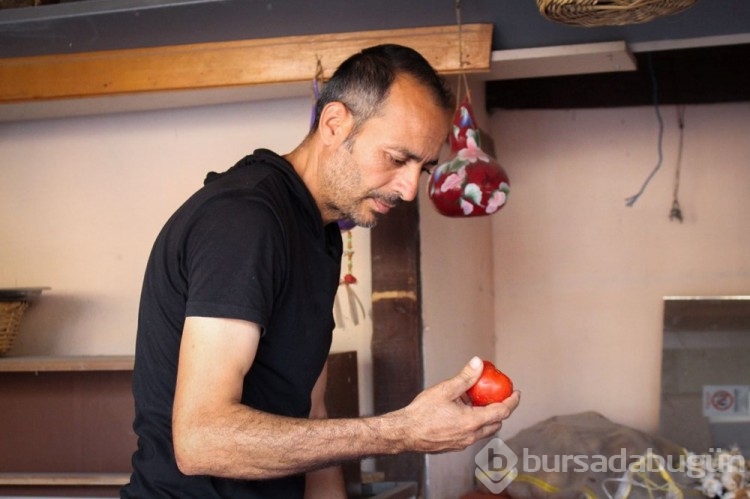 Depremzede Nureddin Geçim ölmediğini kanıtlamaya çalışıyor