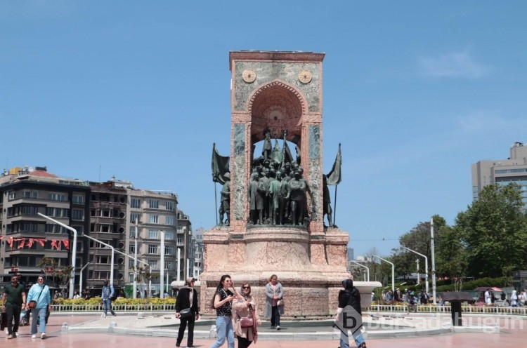 Yaralı köpek için seferber oldu... Taksim Meydanı'nda bir turist kadın, yaralı köpeği fark edince...