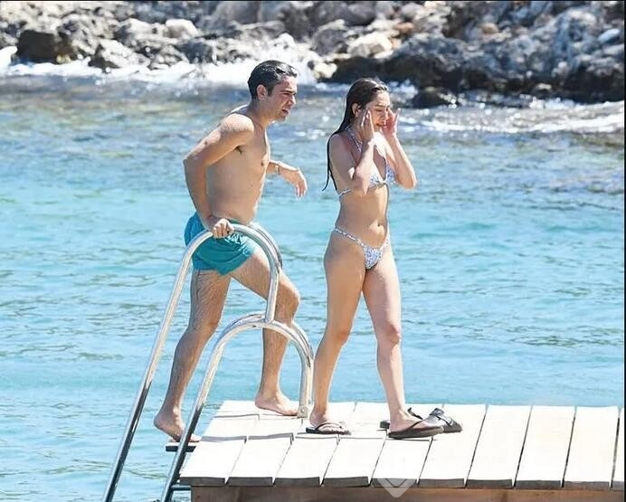 Neslihan Atagül ile Kadir Doğulu kendilerini serin sulara attı
