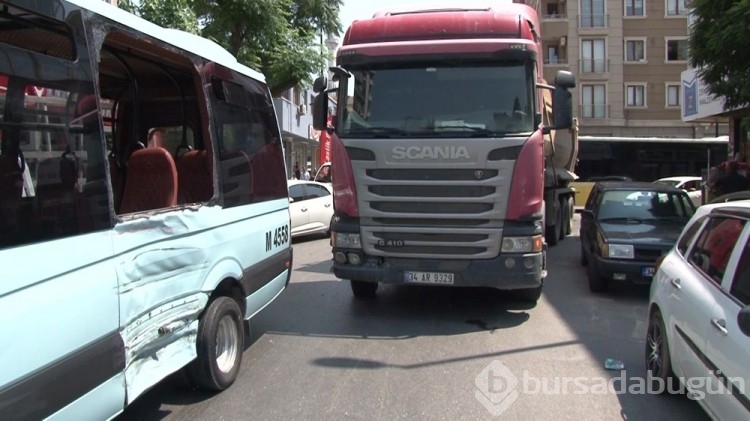 Ümraniye'de minibüse TIR çarptı: 5 kişi hafif yaralandı