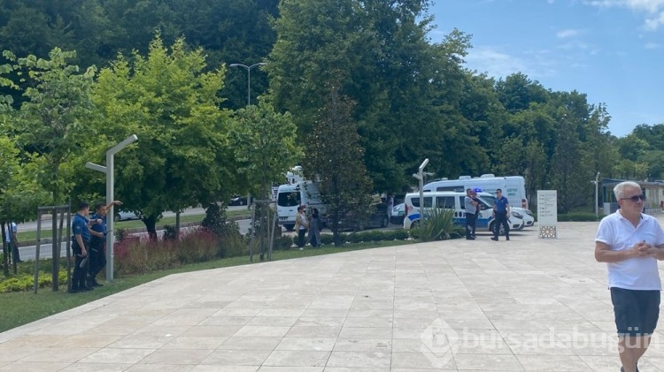 Cami avlusunda tekme tokat kavga
