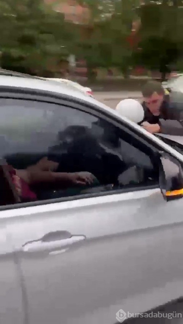 Motokuryeyi kaputunda sürükledi! Kızgın sürücü...