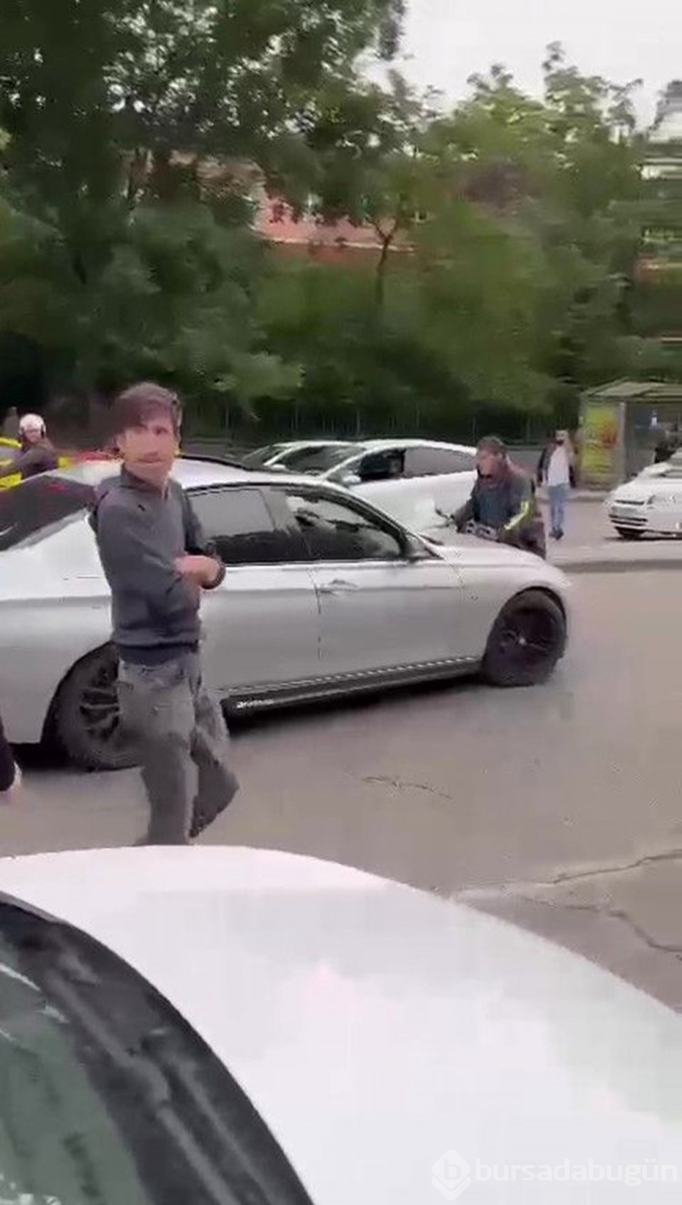 Motokuryeyi kaputunda sürükledi! Kızgın sürücü...