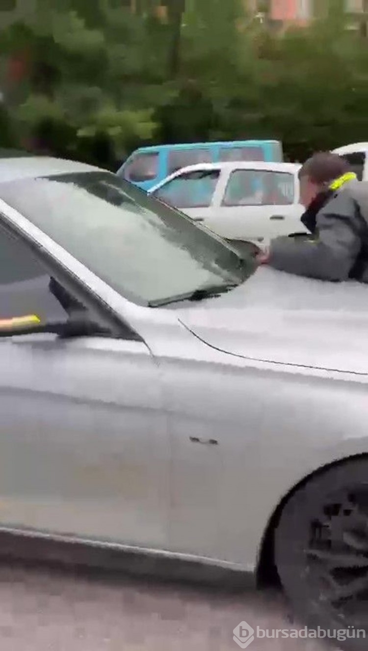 Motokuryeyi kaputunda sürükledi! Kızgın sürücü...