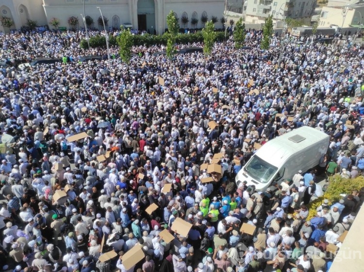 Menzil cemaatinin lideri Abdulbaki Erol'un cenazesinde büyük kalabalık