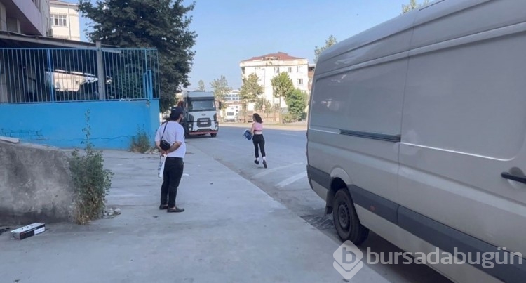 Yol kenarında aniden soyundu!