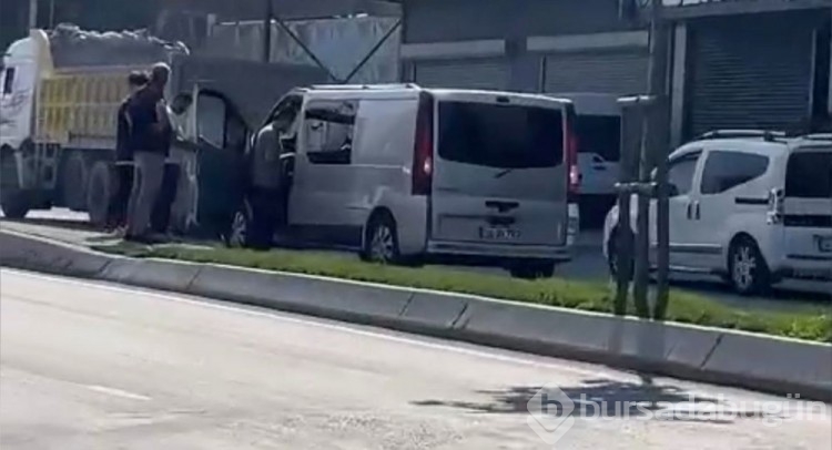 Yol kenarında aniden soyundu!