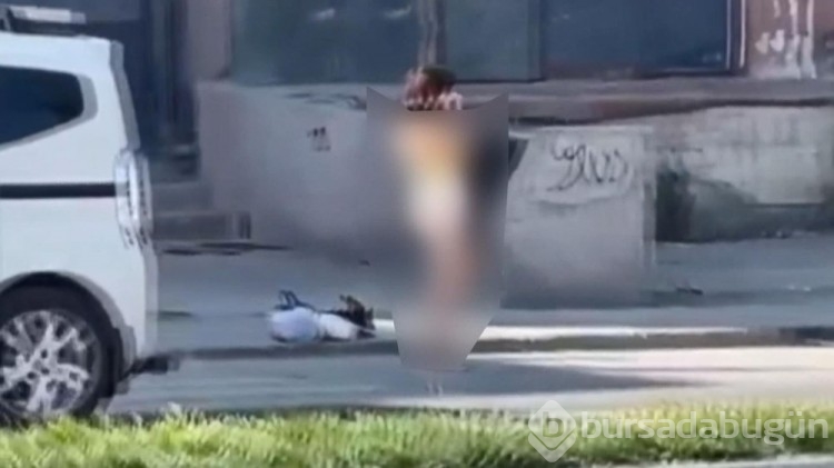 Yol kenarında aniden soyundu!
