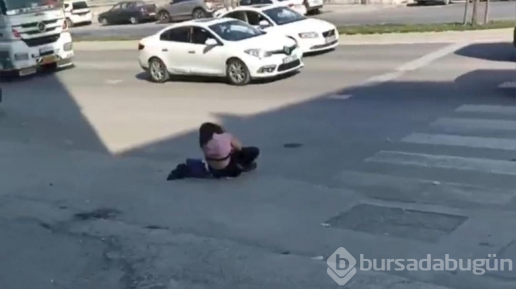 Yol kenarında aniden soyundu!