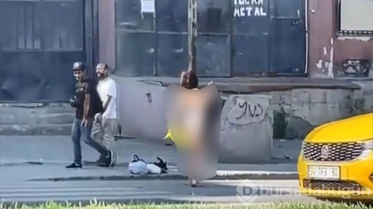 Yol kenarında aniden soyundu!