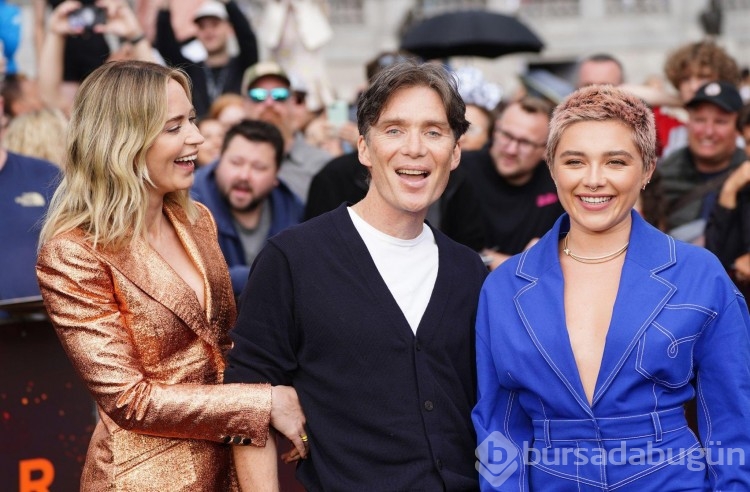 Florence Pugh, Emily Blunt'ı 'Oppenheimer' kırmızı halısında dekolte kazasından son anda kurtardı