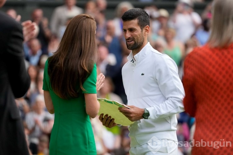 Wimbledon finaline kraliyet, Brad Pitt ve James Bond çıkarması