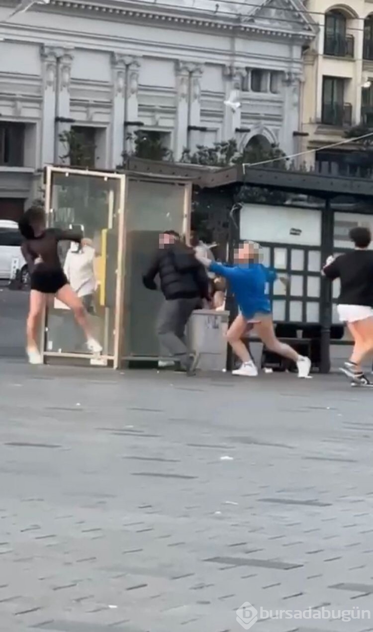 Taksim'de 3 kişi 1 kişiyi dövdü