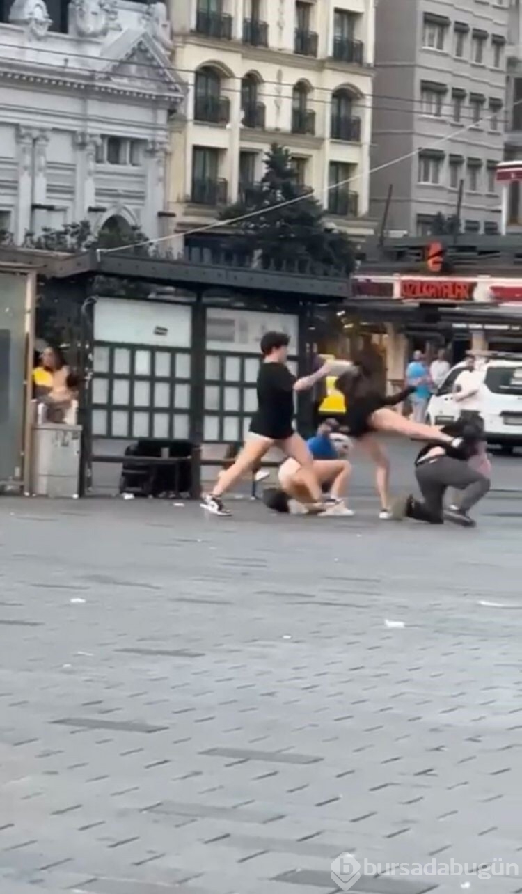 Taksim'de 3 kişi 1 kişiyi dövdü