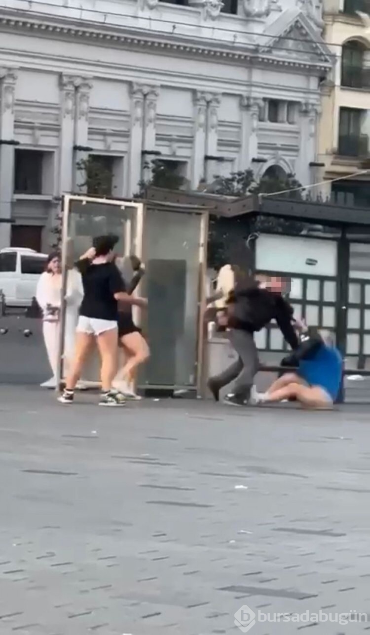 Taksim'de 3 kişi 1 kişiyi dövdü