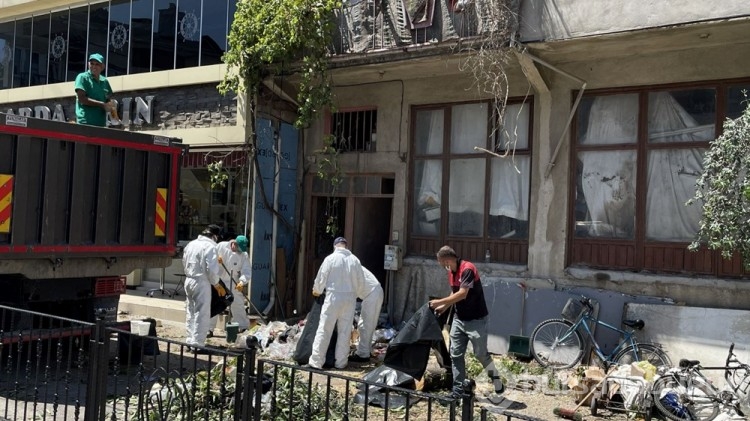 Bursa'da çöp apartman! 20 kamyon çöp çıktı!