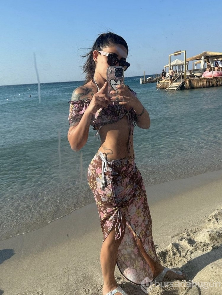 Melek Mosso yaz sezonunu aşkıyla açtı
