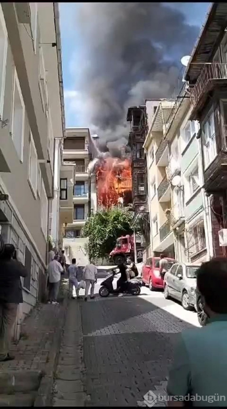 İstanbul'da 3 katlı ahşap binada yangın
