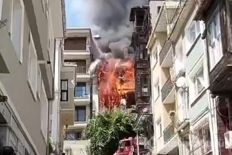 İstanbul'da 3 katlı ahşap binada yangın
