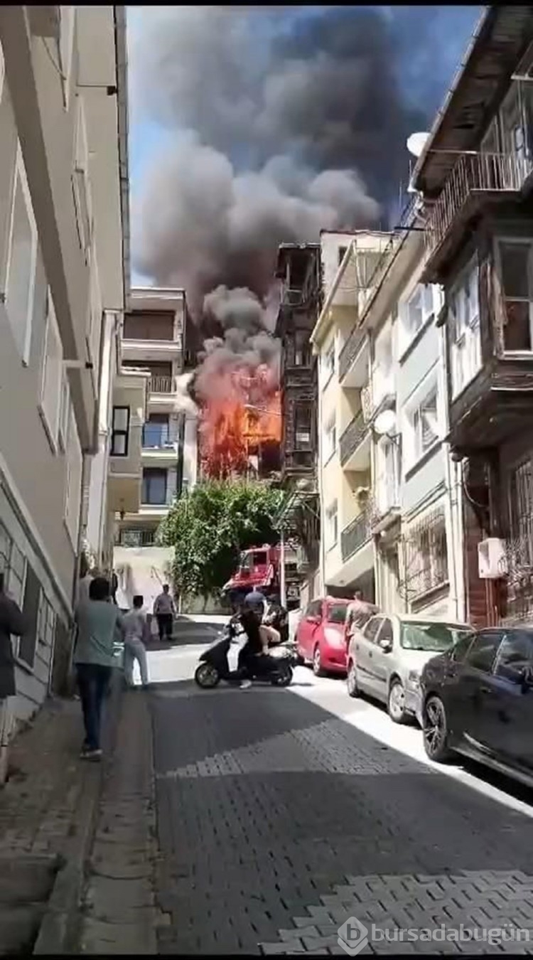 İstanbul'da 3 katlı ahşap binada yangın
