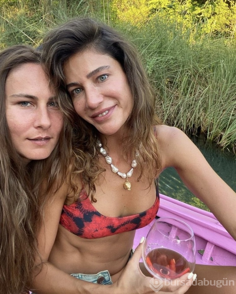Berrak Tüzünataç'tan bikinili pozlar!
