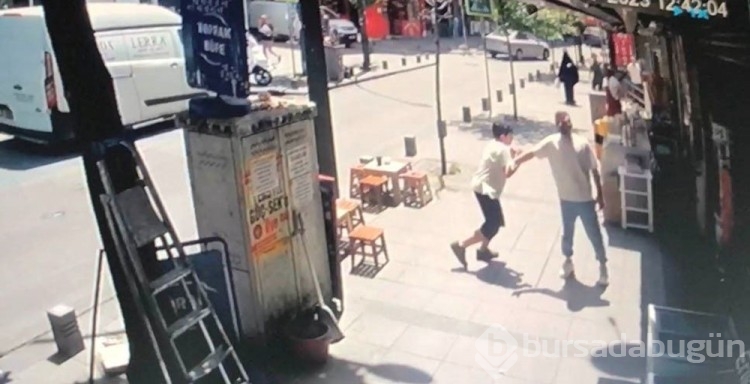 Kafalarına düşen parçalardan zor kaçtılar
