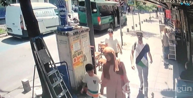 Kafalarına düşen parçalardan zor kaçtılar
