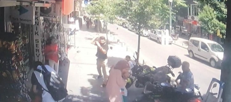 Kafalarına düşen parçalardan zor kaçtılar
