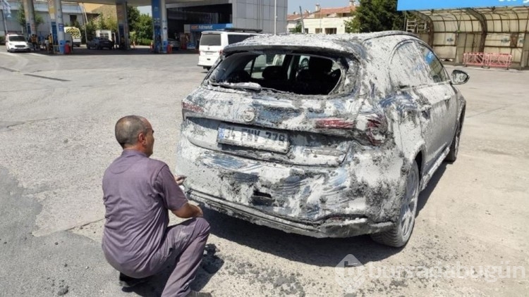 Beton otomobilin üzerine döküldü!