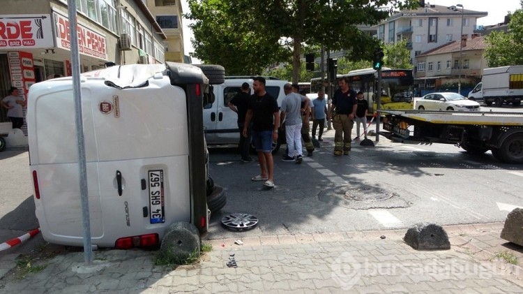  İETT otobüsü kamyonetle çarpıştı
