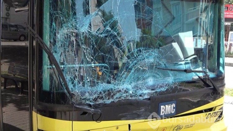  İETT otobüsü kamyonetle çarpıştı
