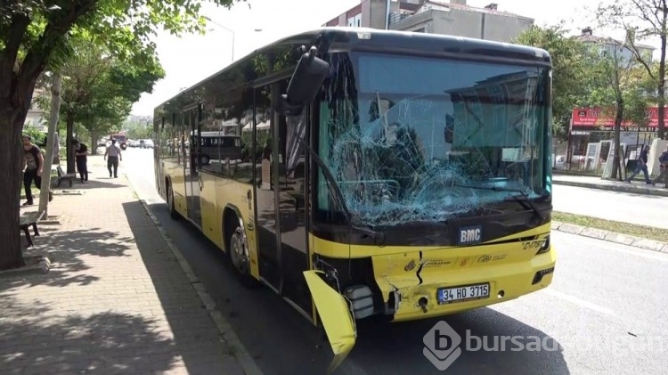  İETT otobüsü kamyonetle çarpıştı

