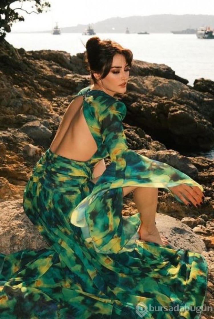 Esra Bilgiç pozlarıyla dikkat çekti