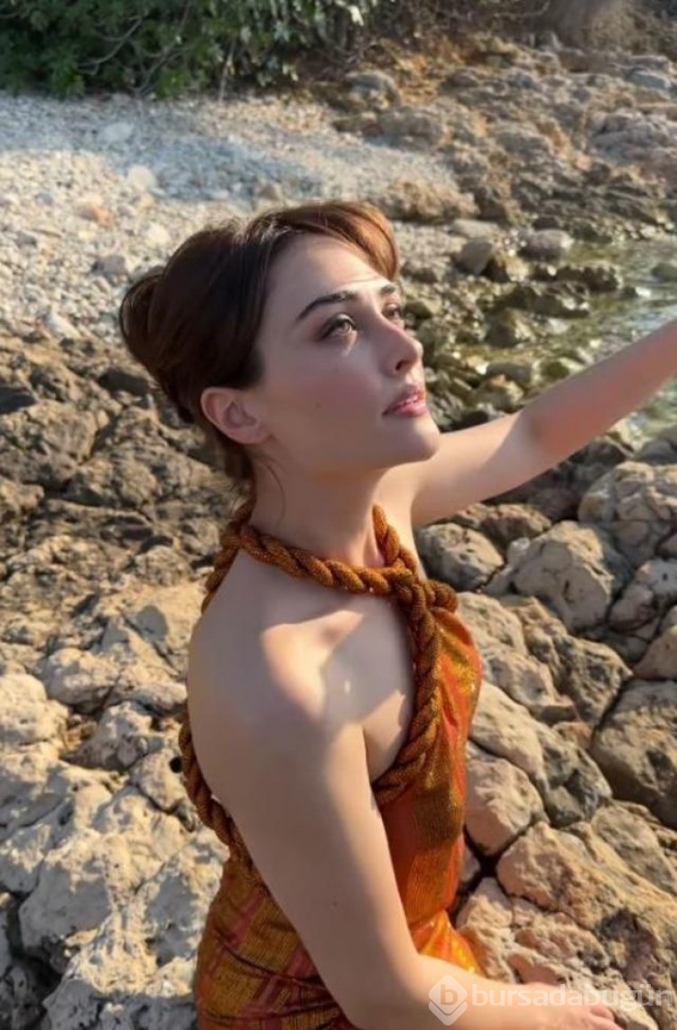 Esra Bilgiç pozlarıyla dikkat çekti