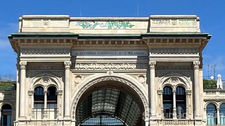 İtalya'da tarihi çarşıya grafiti çizdiler