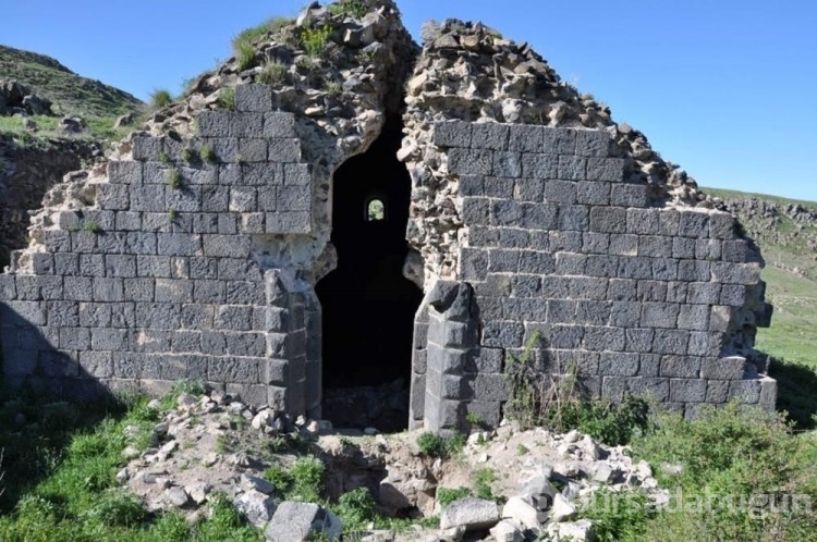 Tarihi kiliseyi talan ettiler