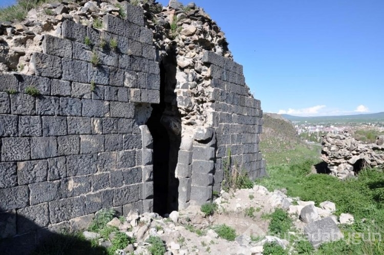 Tarihi kiliseyi talan ettiler